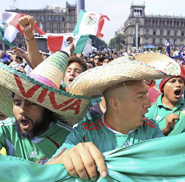 Der Mexikaner an sich feiert gerne mit...ty nach dem Auftaktsieg gegen Kamerun.  | Foto: dpa