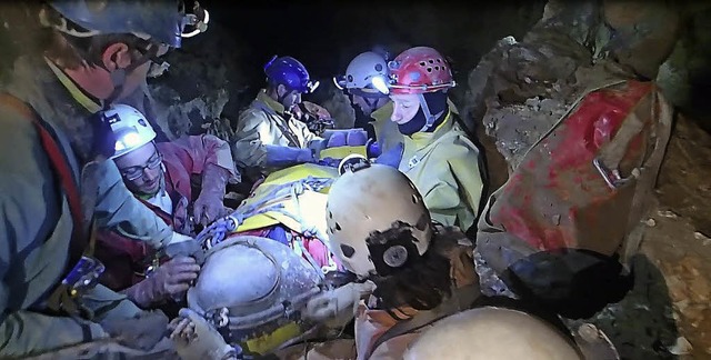 Der Trupp mit dem verletzten Hhlenfor...Montag in der Riesending-Schachthhle.  | Foto: DPA