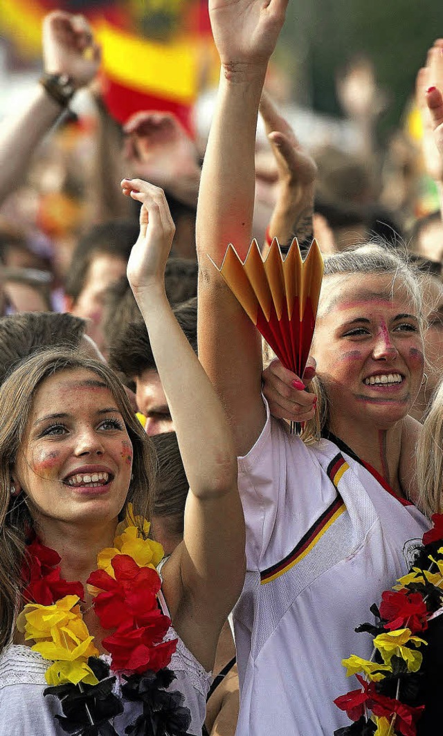 Feiern mit den deutschen Kickern ist angesagt.   | Foto: dpa