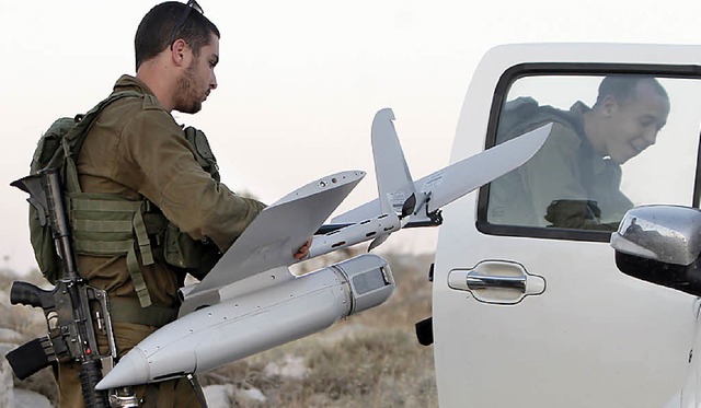 Israelische Soldaten mit einer Drohne,...che der Jugendlichen eingesetzt wird.   | Foto: AFP