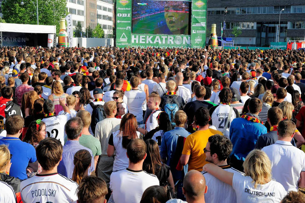 Public Viewing in Freiburg: 9000 Menschen haben ein 18.000 Quadratmeter groes Areal in eine Partymeile verwandelt.