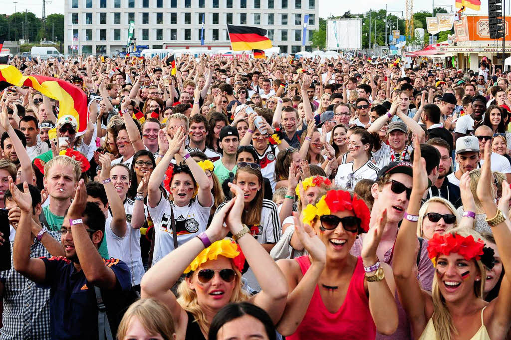 Public Viewing in Freiburg: 9000 Menschen haben ein 18.000 Quadratmeter groes Areal in eine Partymeile verwandelt.