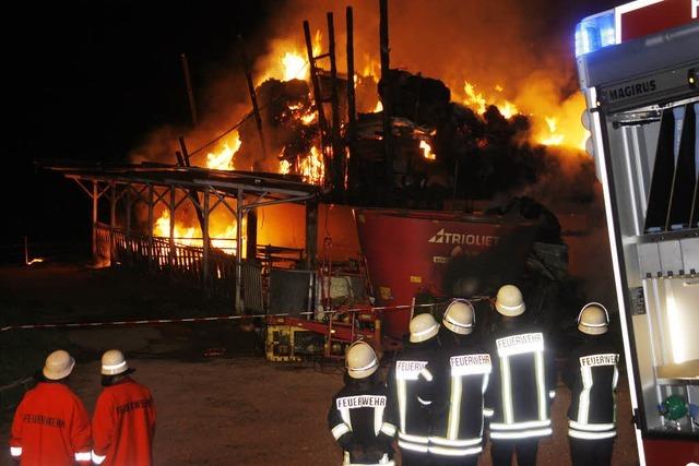 Scheune voller Heu brennt in Schweighausen ab