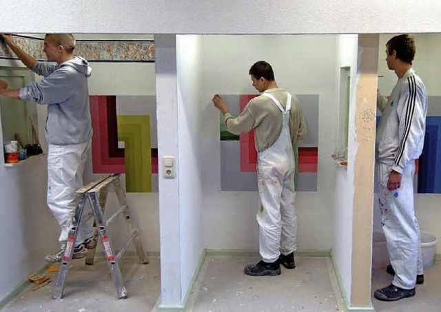 Knftige Maler bei einer bung   | Foto: Bernd Wsteneck/dpa