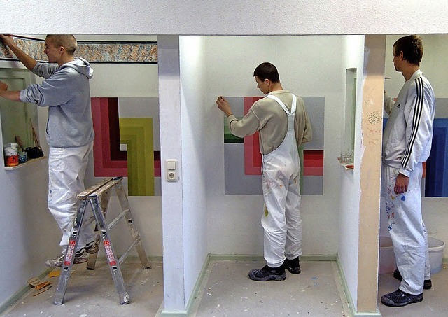 Knftige Maler bei einer bung   | Foto: Bernd Wstneck/dpa