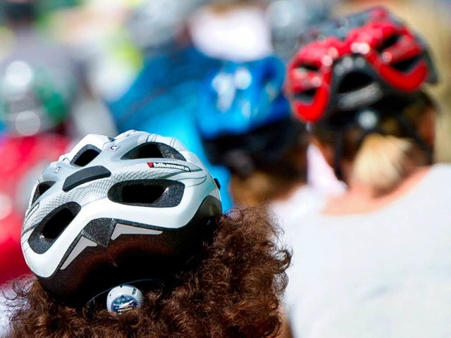 Streit um Schutzhelm: Bundesgerichtshof gibt Radfahrerin recht.  | Foto: dpa