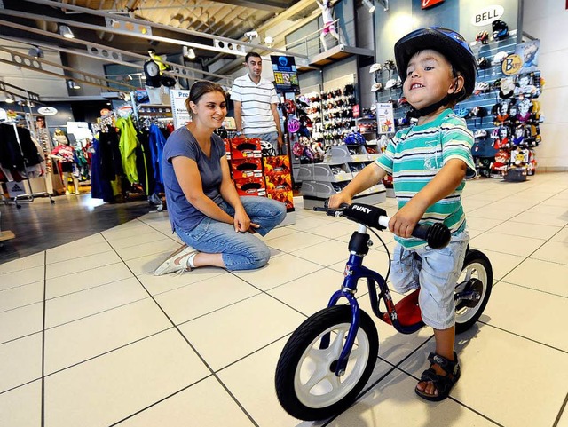Vor allem fr Kinderkpfe entscheidend: ein Fahrradhelm  | Foto: Ingo Schneider