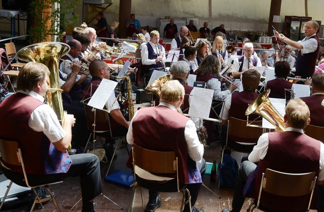 Kiechlinsbergen. Der Musikverein Kiechlinsbergen beim Frhschoppenkonzert.  | Foto: Roland Vitt