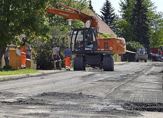 Mit dem Abfrsen der Fahrbahndecke hab...er Hauptstrae in Rtenbach begonnen.   | Foto: Liane Schilling