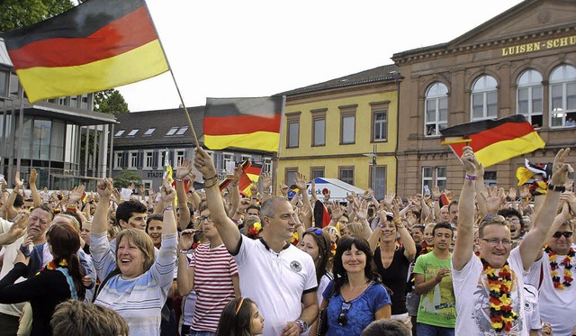 Nach dem Sieg wehen die Deutschlandfahnen.   | Foto: Heidi Fssel