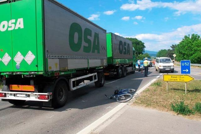 Radlerin sieht Lkw nicht