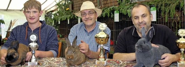 Jan-Uwe Herling (links) rumte bei der...ebhard Hipp (Mitte) vor Mladan Jelic.   | Foto: Eva Korinth