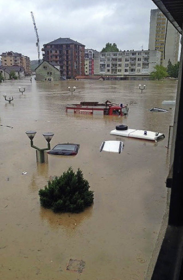 Die Stadt Doboj unter Wasser. Vom Feue...hael Hasler hat nun Hilfe organisiert   | Foto: Paul Schleer/ZVG