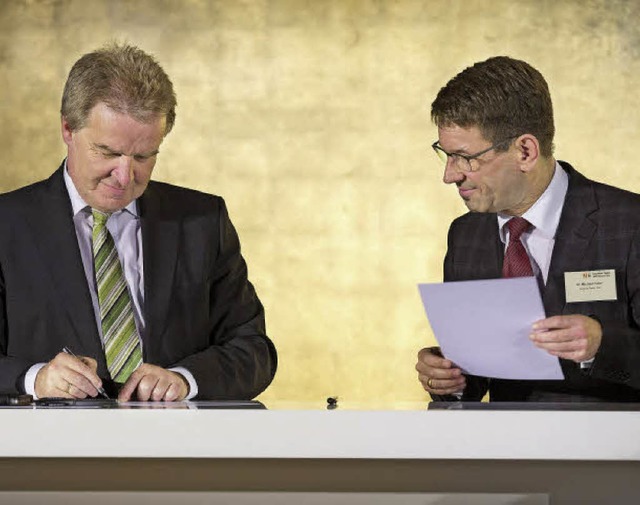 Minister Untersteller (links) und Mich...er beim Unterzeichnen der Win-Charta.   | Foto: Fotos: ZVG