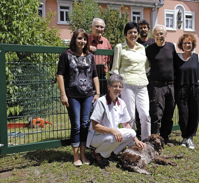 Einen Zaun mit Tor spendete der  Frde...ender  Paul Schmidle und  Gabi Flgel   | Foto: Brigitte Chymo