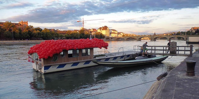 Bis Sonntag, 22. Juni, verkehrt die F...ppich aus roten Ballons auf dem Dach.   | Foto: zvg