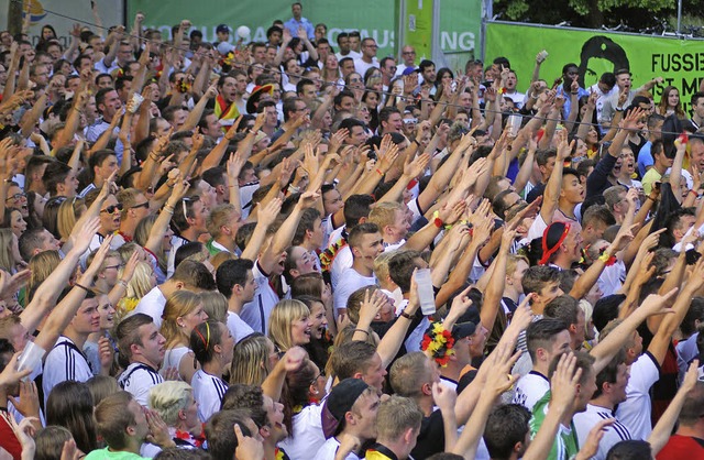 Stimmung wie im Stadion: Public Viewing im Grtt bei Riesenstimmung.   | Foto: Thomas Loisl Mink