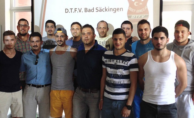 Die Fuballer der Trkisch-Islamischen... links:  TIG-Jugendleiter Oguz Islam    | Foto: Michael Gottstein