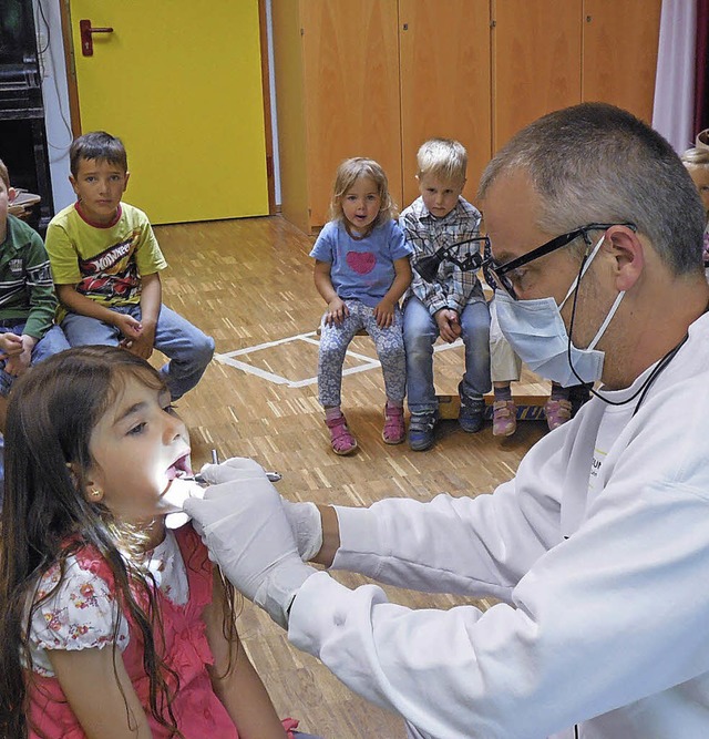 Das tut gar nicht weh: Zahnarzt  Norbe...gesundheitstag im Frbelkindergarten.   | Foto: ZVg