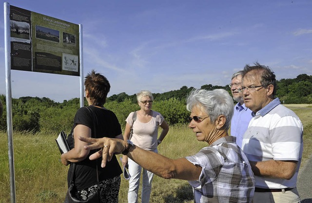 Die  Biologin Juliane Prinz erklrt, w...in (Chalamp) ebenfalls anwesend war.   | Foto: Volker Mnch