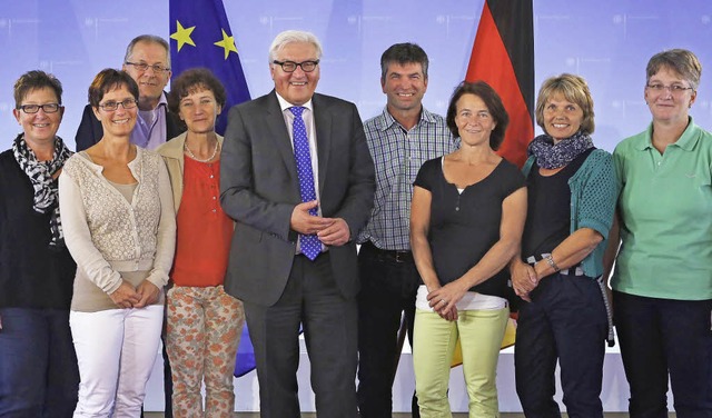 Gruppenbild mit Auenminister: Die Fir...rtle auf Betriebsausflug nach Berlin.   | Foto: ZVG