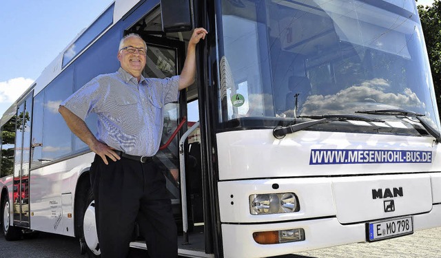 Hans-Peter Ciornei vor einem der 18 Meter langen Busse mit Essener Kennzeichen.   | Foto: Thomas Kunz