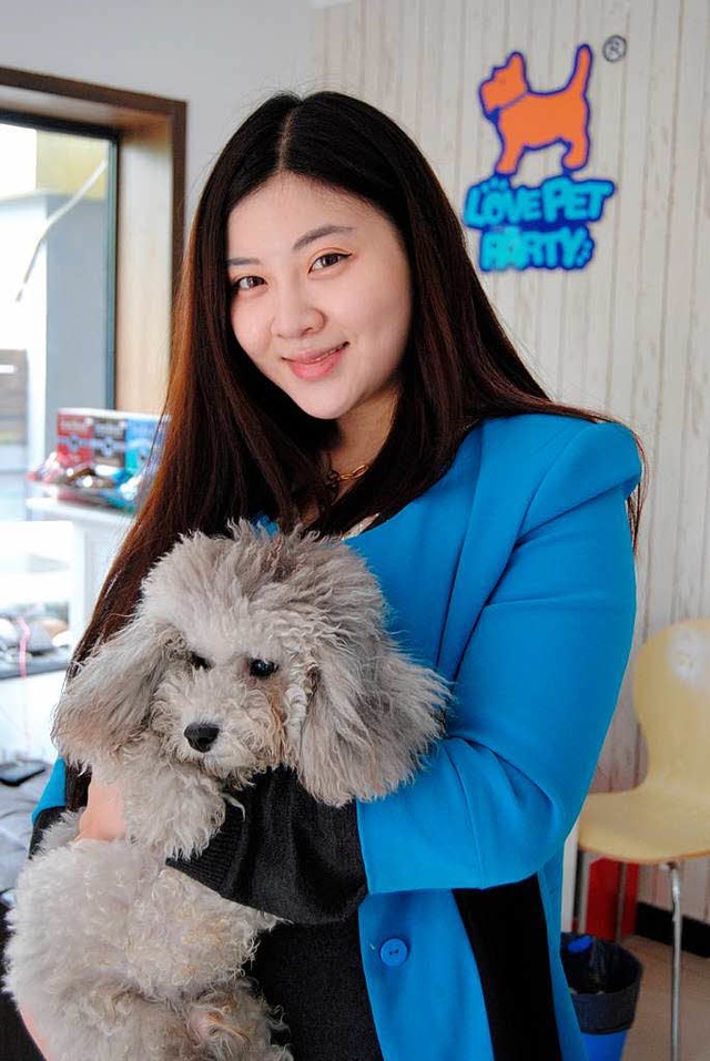 Tier-Spa-Besitzerin Cheng Sai aus Peki...speisen. Pudel Cooky ist ihr Haustier.  | Foto: Hartwich