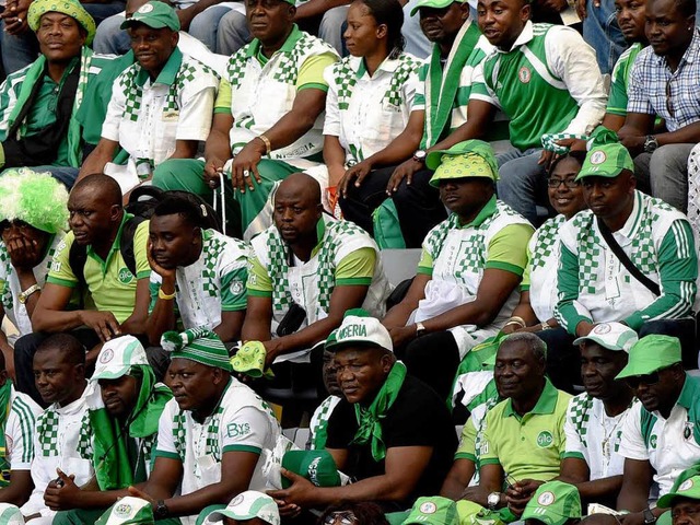 Nigerianische Fans verfolgen in Brasil...en einen Anschlag auf Fuballfans aus.  | Foto: AFP