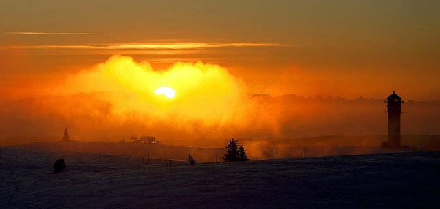 Mystisch verdeckt Nebel die Sonne: Ora... den abendlichen Himmel des Feldbergs.  | Foto: Privat