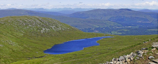 Tiefblau inmitten von viel Grn: der  See Half Way Loch    | Foto: Maja Tolsdorf