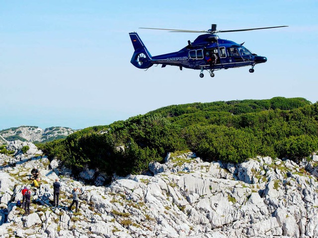 Ein Hubschrauber der deutschen Bundesp...hachthhle ber Rettungskrfte hinweg.  | Foto: dpa