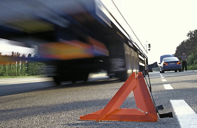 Warndreieck nach Autopanne auf Autobahn  | Foto: Bild honorarfrei