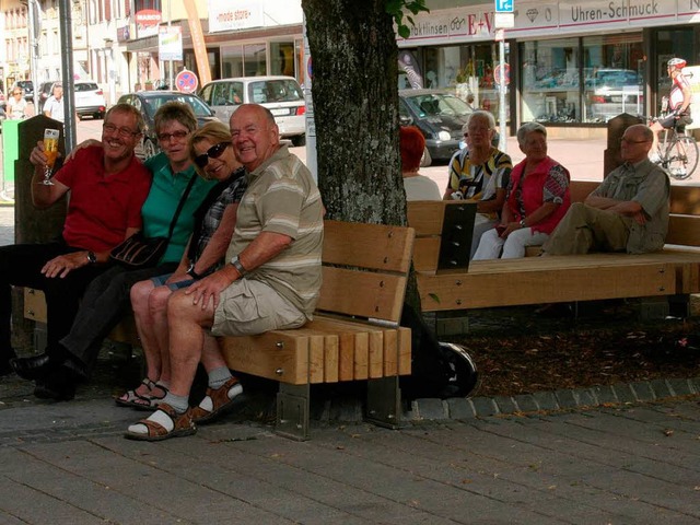 Gern angenommen werden die neuen Bnke...freien Platz vorm Schopfheimer Rathaus  | Foto: Marlies Jung-Knoblich