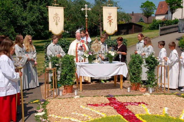 Beim Haus Ltzelschwab war ein Altar a...ennadeln, Gra Farn und bunten Blten.  | Foto: Petra Wunderle