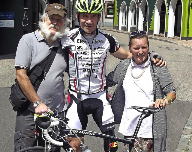 Franz und Nada Rinderle mit dem Behinderten-Radsportler Erich Winkler  | Foto: privat