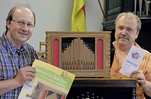 Bernd Wintermantel (links) und Wolfgan...orgel, die zum Orgelfest verlost wird.  | Foto: ZVG