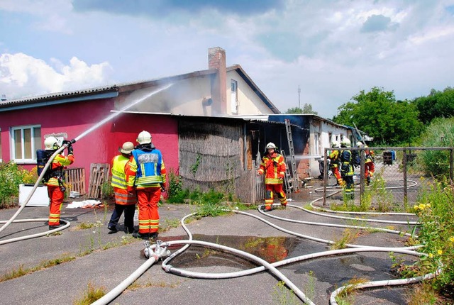 Der Brand eines Anbaus an der Wallbacher Stöckackerstrasse ging glimpflich aus. | Foto: Ralph Fautz Der Brand eines Anbaus an der Wallbacher Stöckackerstrasse ging glimpflich aus. | Foto: Ralph Fautz