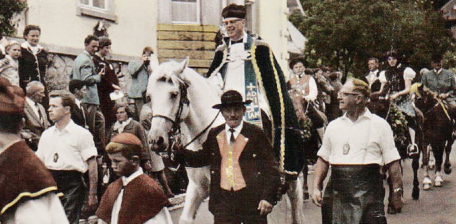 Schon in den Anfangsjahren ritten die ...gifest in Lenzkirch den Ehrenschimmel.  | Foto: Veranstalter