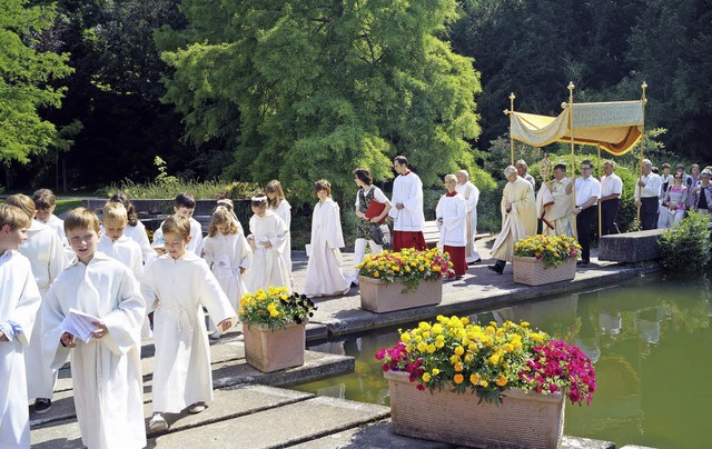 Erstkommunikanten fhren die Prozessio...eit Blumenteppiche arrangiert hatten.   | Foto: Silke Hartenstein