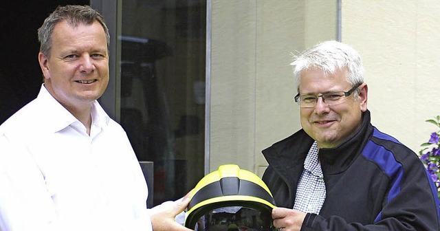 Hekatron Technik-Geschftsfhrer Micha...eue Helme fr die Feuerwehr Sulzburg.   | Foto: privat