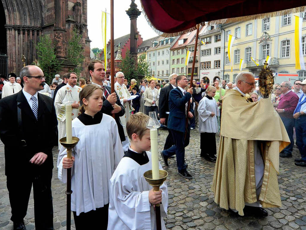 Fronleichnamsprozession in Freiburg, hier trgt Ex-Erzbischof Robert Zollitsch die Monstranz