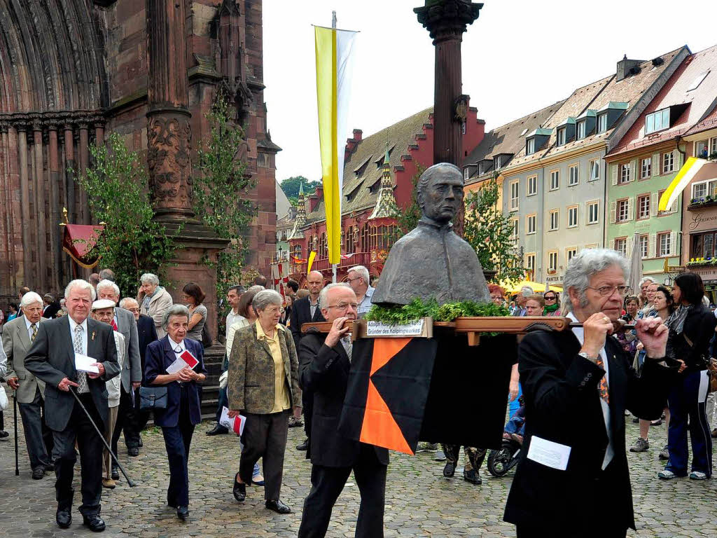 Fronleichnamsprozession in Freiburg, hier Adolph-Kolping-Bste des Kolpingwerks