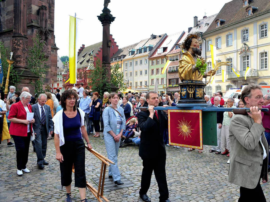 Fronleichnamsprozession in Freiburg, hier Bste der Winzer