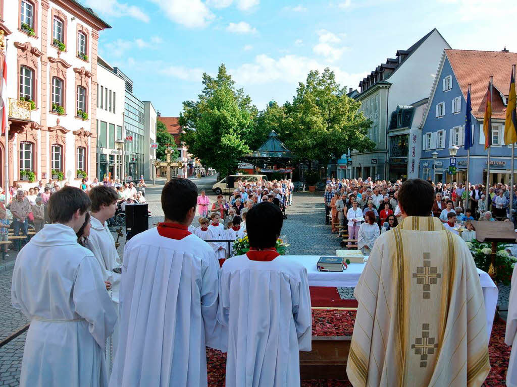 Fronleichnam Gottesdienst an der Ursula-Sule vor dem Rathaus in Offenburg