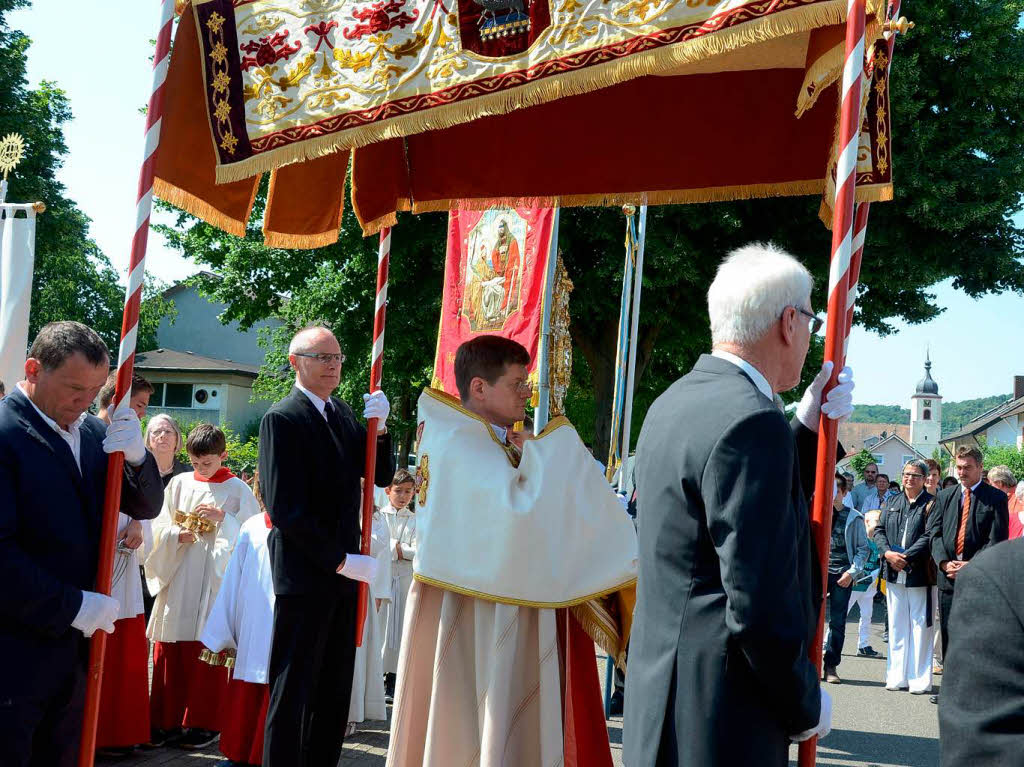 Jechtingen: Erzbischof Stephan Burger mit Monstranz.