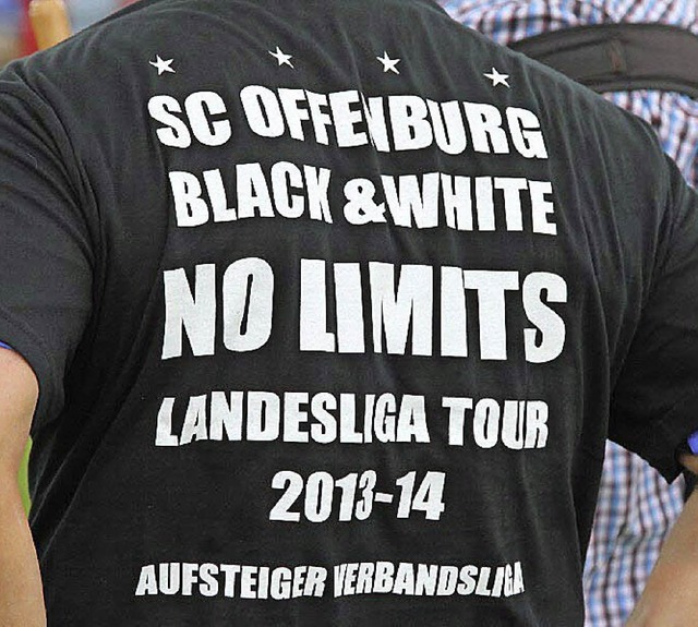 SCO-T-Shirt feiert in den Vereinsfarben den Aufstieg.   | Foto: SCO