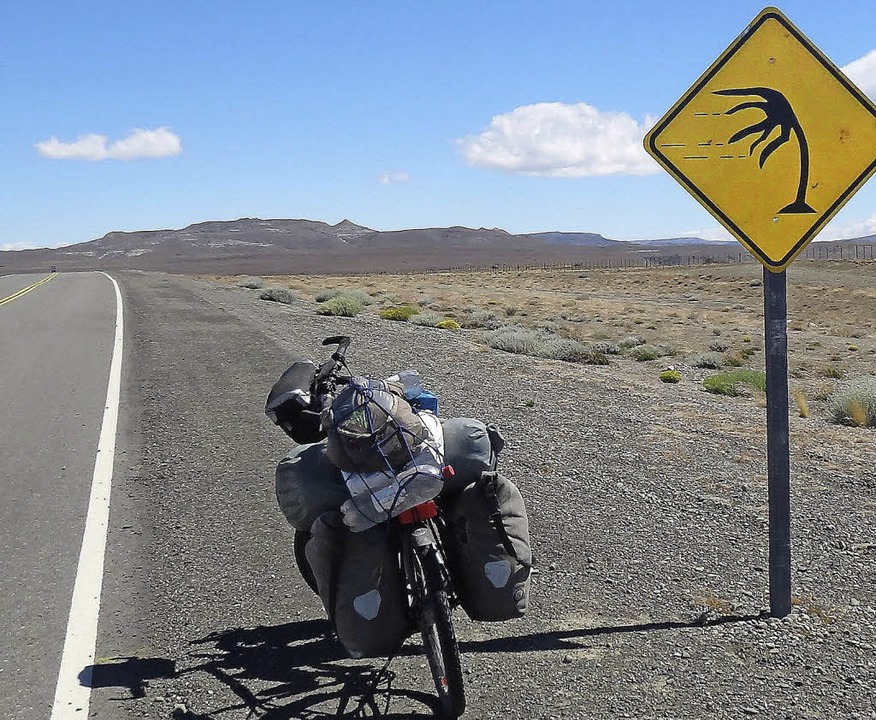Windgepeitscht: Dorothee Flecks bepacktes Rad in Patagonien.  | Foto: Dorothee Fleck