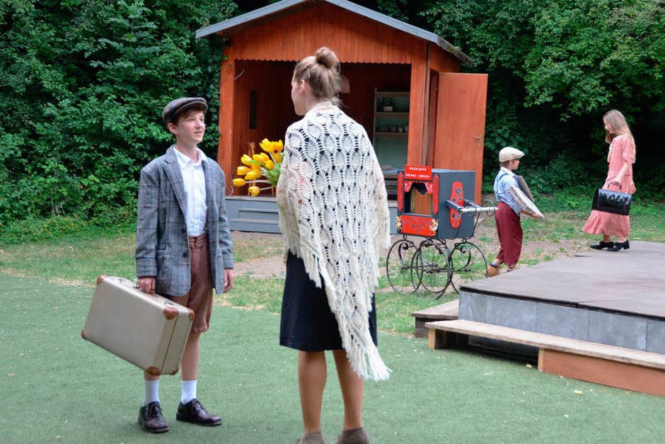 Das kann keine Mutter lassen: Letzte Ermahnungen an Emil, was er alles beachten muss auf seiner ersten Reise. (Foto: Sylvia-Karina Jahn) Das kann keine Mutter lassen: Letzte Ermahnungen an Emil, was er alles beachten muss auf seiner ersten Reise. (Foto: Sylvia-Karina Jahn)