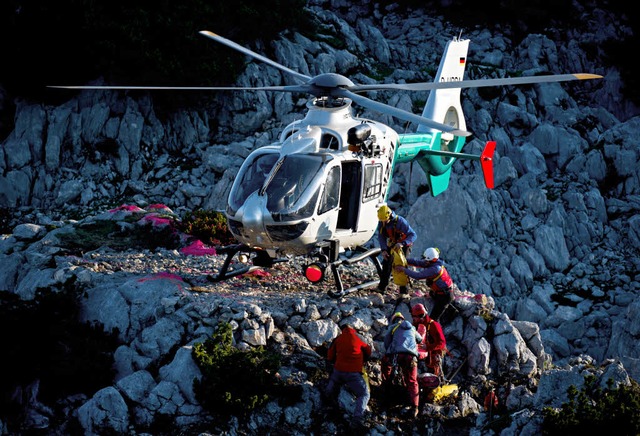 Rettungskrfte laden am 19.06.2014 am ... Westhauser aus der Hhle zu befreien.  | Foto: dpa