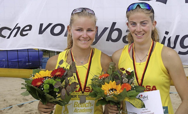 Strahlende Silbermedaillen-Gewinnerinn...ara Schreiber (rechts) und Sarah Mater  | Foto: promo